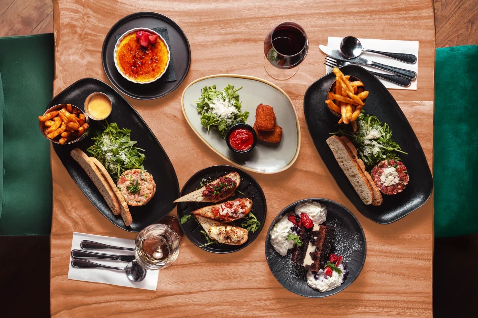 Table garnie de plats italiens du Savini
