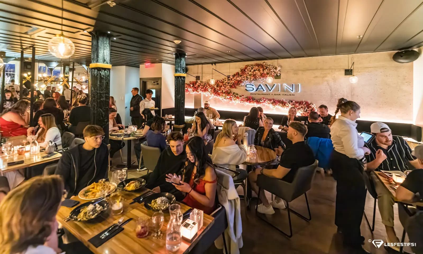 Salle à manger du Savini remplie de clients
